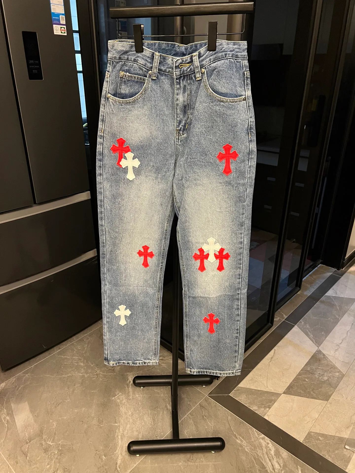 P260 [Next day] Chrome Hearts/Chrome Hearts 25FW CH Overseas Customized Limited Series Sanskrit Cross Patch Leather Jeans (Blue) Blue and Red Color Matching - Customized Limited Edition Trendy players, Chrome Hearts limited edition jeans are now available!  The unique color scheme is like the intertwining of vitality and romance of Hong Kong. The three-dimensional letters between the hips seem to tell the story of the city. The customized hardware, the three-dimensional and thick cross stamens, and the hand-cut leather washers make the details full of luxury.  Handcrafted and made of environmentally friendly materials, comfort and quality coexist. Owning it is not only an outfit, but also a status symbol. Globally limited edition, don’t miss it. Look for the exact version.  Size: 28 30 32 34 (corresponding to s-xl) Detailed size can be found in Figure 9